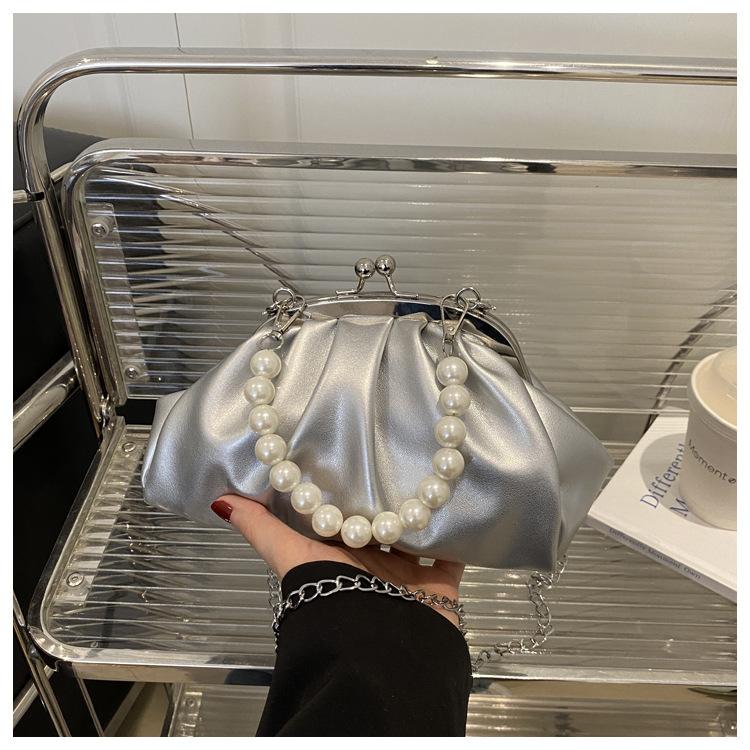 Жемчужная цепочка новая свежая плиссированная однотонная компактная изящная сумка-мессенджер с клипсой, портативная женская сумка серебряный
Жемчужная цепочка новая свежая плиссированная однотонная компактная изящная сумка-мессенджер с клипсой, портативная женская сумка серебряный