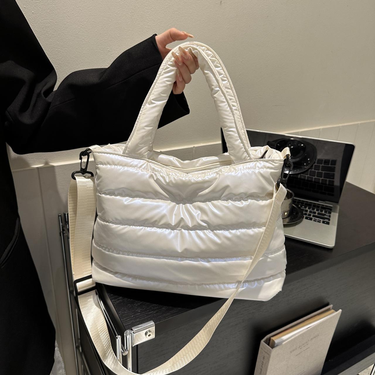 1 шт. Стильная стеганая дутая сумка кроссбоди большой вместимости, застежка-молния, идеально подходит для женщин, осень и зима, повседневная плечевая сумка-тоут 1pc белый
1 шт. Стильная стеганая дутая сумка кроссбоди большой вместимости, застежка-молния, идеально подходит для женщин, осень и зима, повседневная плечевая сумка-тоут 1pc белый