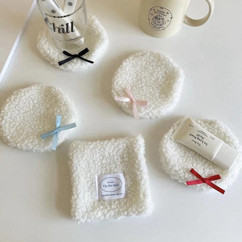 Coaster Simple White Plush Coaster Heat Insulation Pad Desktop Decorative Mat Trinket Mat for Drinks Desk Home Accessories Gift
Coaster Simple White Plush Coaster Heat Insulation Pad Desktop Decorative Mat Trinket Mat for Drinks Desk Home Accessories Gift