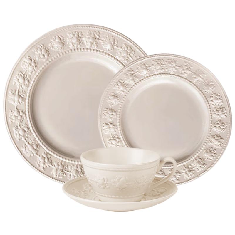 Wedgwood Happy Holiday Off-White 3-Piece Dinnerware Set
Wedgwood Happy Holiday Off-White 3-Piece Dinnerware Set