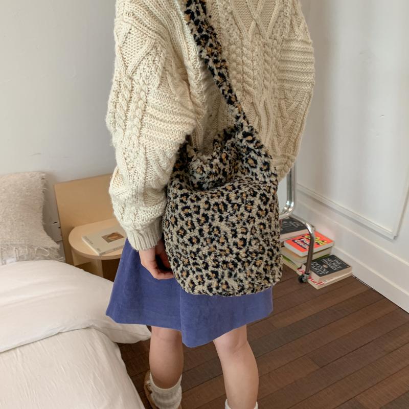 Fair Island Faux Lamb Wool Women s Bucket Shoulder Bags Winter Ladies Plush Underarm Bag Retro Dot Female Large Messenger Bag
Fair Island Faux Lamb Wool Women s Bucket Shoulder Bags Winter Ladies Plush Underarm Bag Retro Dot Female Large Messenger Bag