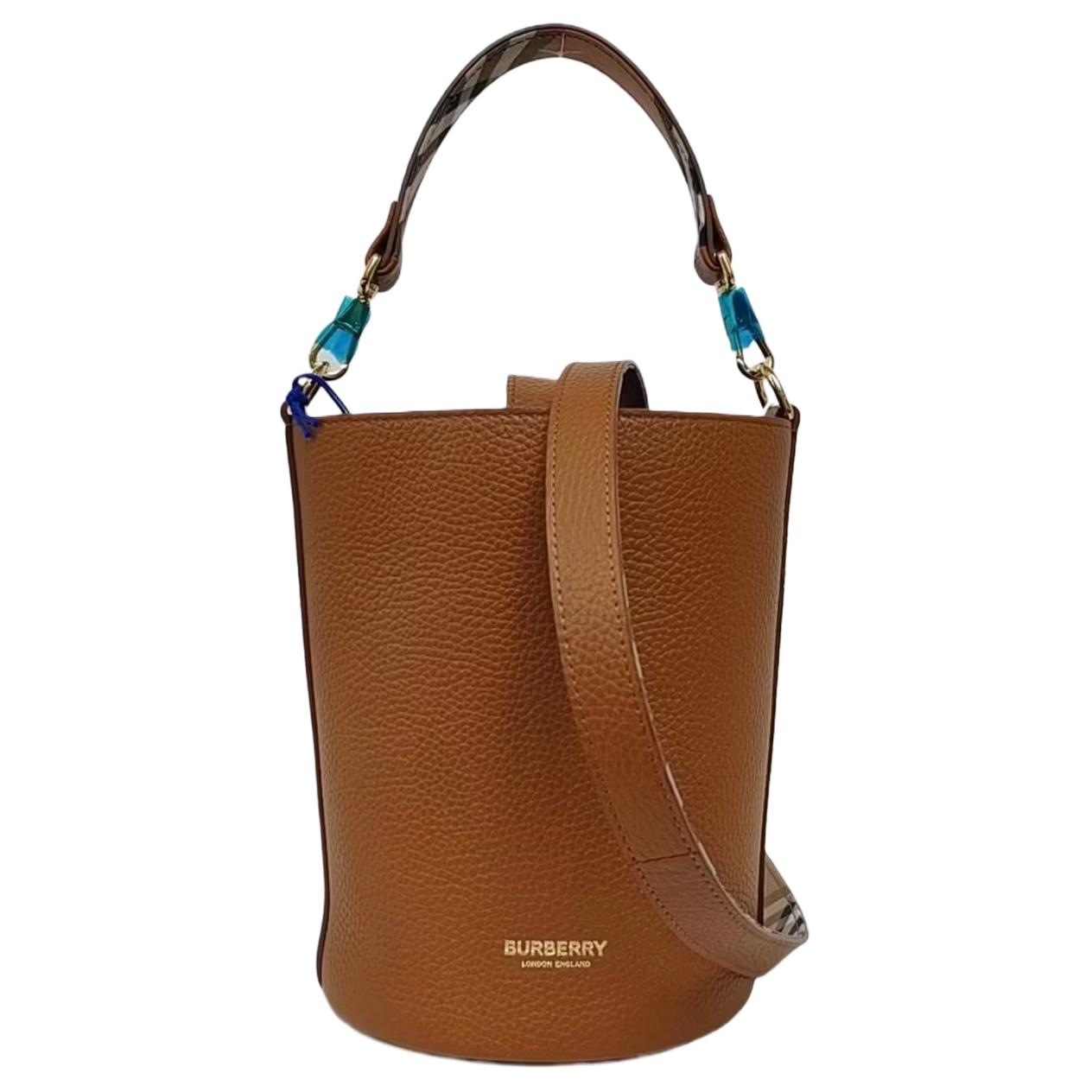 Burberry Logo Detachable Shoulder Strap Pebbled Leather Bucket Bag Women handbags Brown 81112281 Basic Set (Bag+Dust Bag)
Burberry Logo Detachable Shoulder Strap Pebbled Leather Bucket Bag Women handbags Brown 81112281 Basic Set (Bag+Dust Bag)
