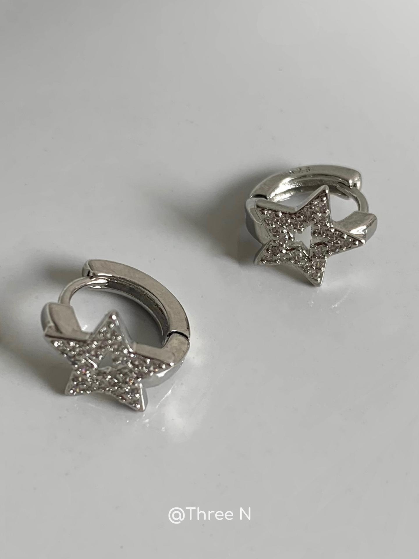 Three NSTAR * Bling Hollow Star Stud Earrings Niche Design Daily Ear Buckle Earbone Ring Dot Drill Earrings
Three NSTAR * Bling Hollow Star Stud Earrings Niche Design Daily Ear Buckle Earbone Ring Dot Drill Earrings