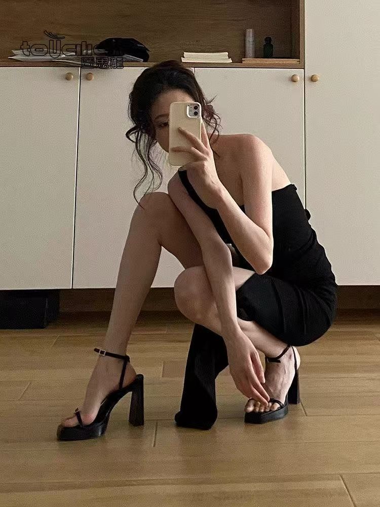 Black thick-soled non-slip waterproof table women s sandals spring 2025 new one-word women s high heels with thick heel buckle 35
Black thick-soled non-slip waterproof table women s sandals spring 2025 new one-word women s high heels with thick heel buckle 35