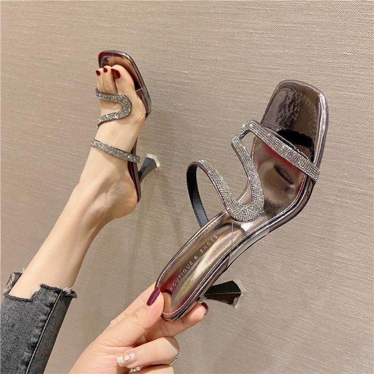 Туфли-шлепанцы на высоком каблуке, тонкий каблук, женские сандалии, летние новые со стразами, дизайн средней высоты каблука, модные шлепанцы на одной перемычке 40
Туфли-шлепанцы на высоком каблуке, тонкий каблук, женские сандалии, летние новые со стразами, дизайн средней высоты каблука, модные шлепанцы на одной перемычке 40