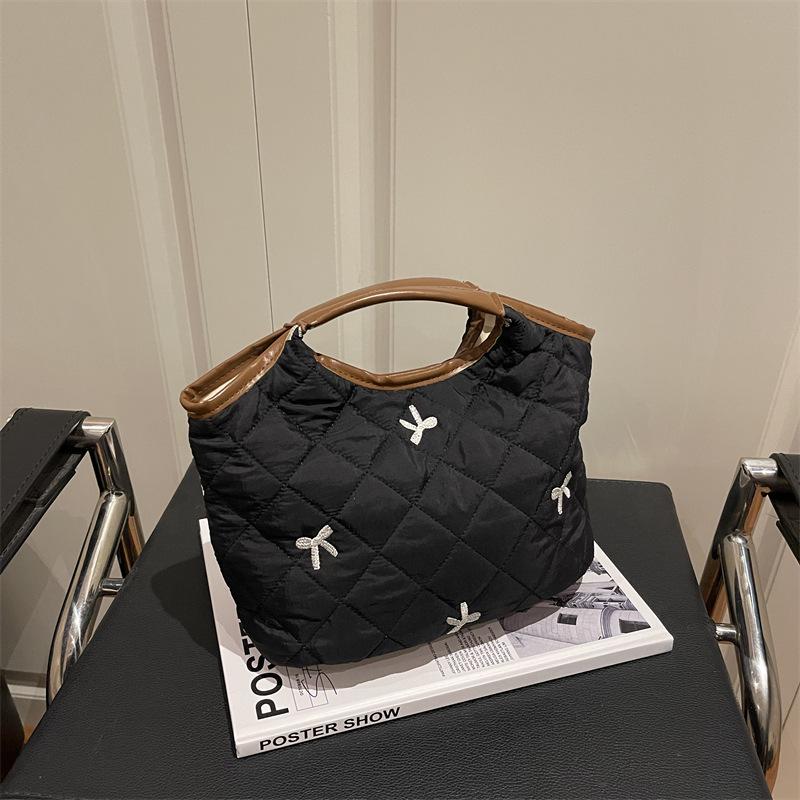 Корейская клетчатая осенне-зимняя сумочка - Маленькая сумка-тоут с высококачественной вышивкой чёрный
Корейская клетчатая осенне-зимняя сумочка - Маленькая сумка-тоут с высококачественной вышивкой чёрный