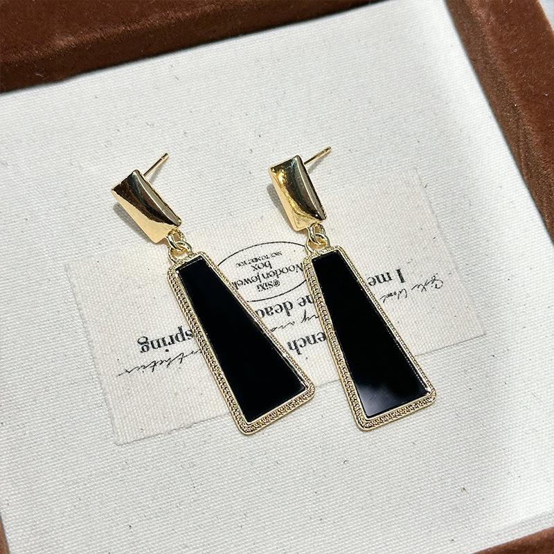 New popular high-end light luxury geometric earrings niche simple black versatile stud earrings pendant women чёрный
New popular high-end light luxury geometric earrings niche simple black versatile stud earrings pendant women чёрный