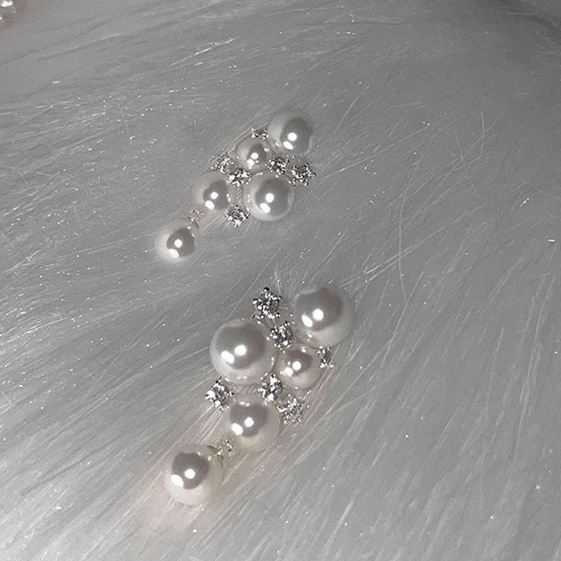 Small and Fresh Pearl Earrings for Women with Diamonds and Niche Design for High-end New Year Style and Cold Style
Small and Fresh Pearl Earrings for Women with Diamonds and Niche Design for High-end New Year Style and Cold Style