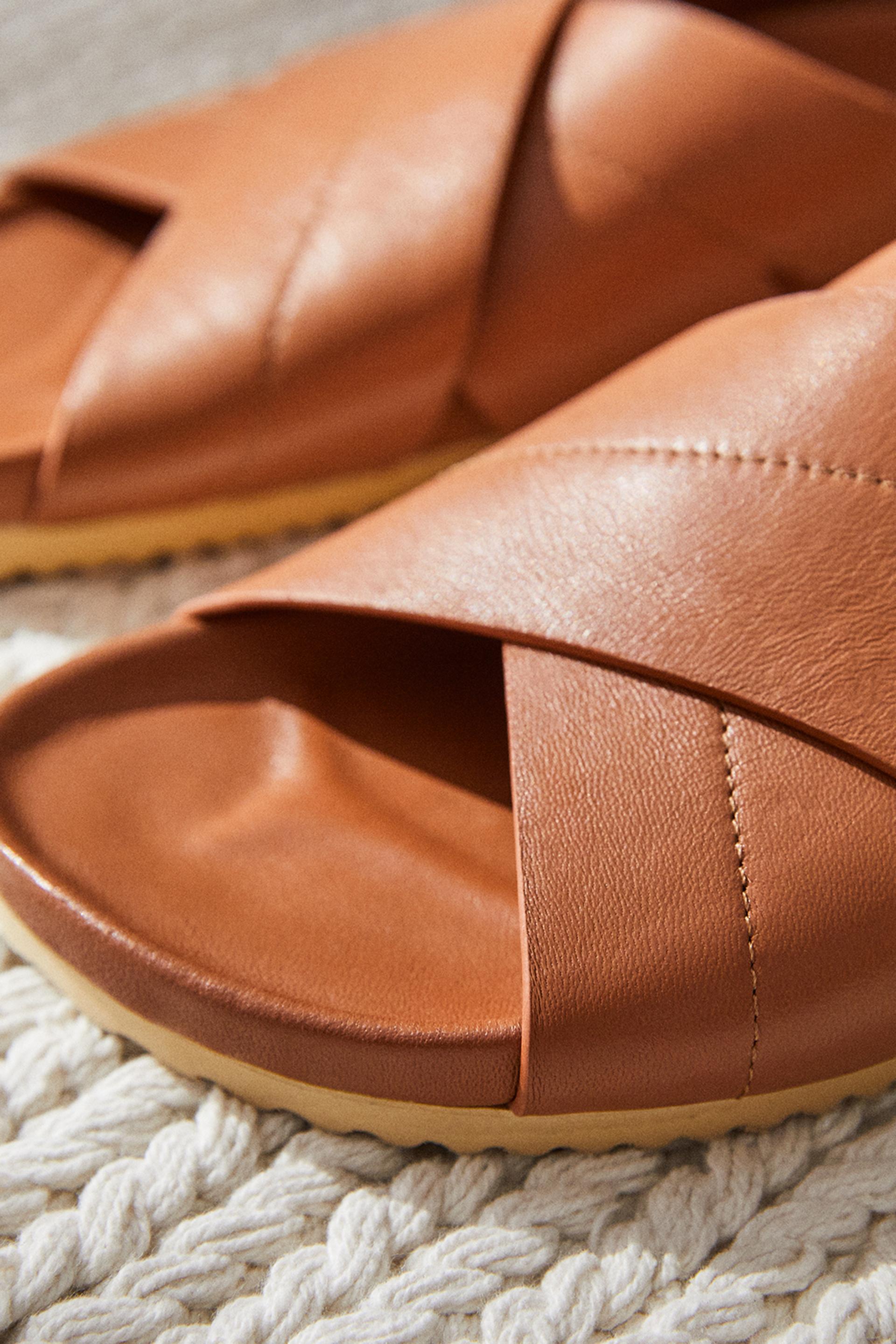 КОЖАНЫЕ САНДАЛИИ С РЕМЕШКАМИ КРЕСТ-КРЕСТ
КОЖАНЫЕ САНДАЛИИ С РЕМЕШКАМИ КРЕСТ-КРЕСТ