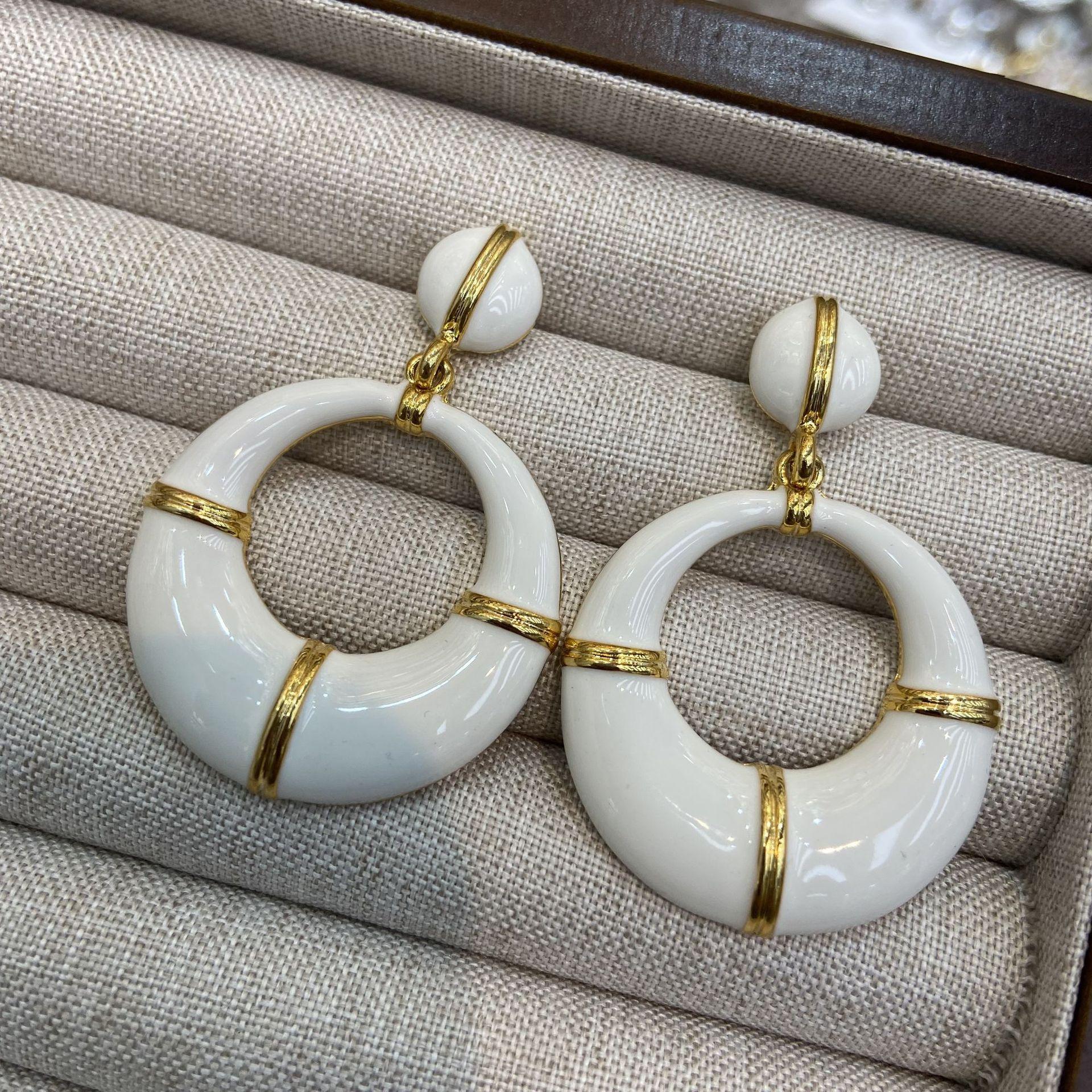 Новые средневековые серьги-украшения круглые эмалевые капающие масляные белые полые круглые серьги ретро простые высококачественные серьги
Новые средневековые серьги-украшения круглые эмалевые капающие масляные белые полые круглые серьги ретро простые высококачественные серьги