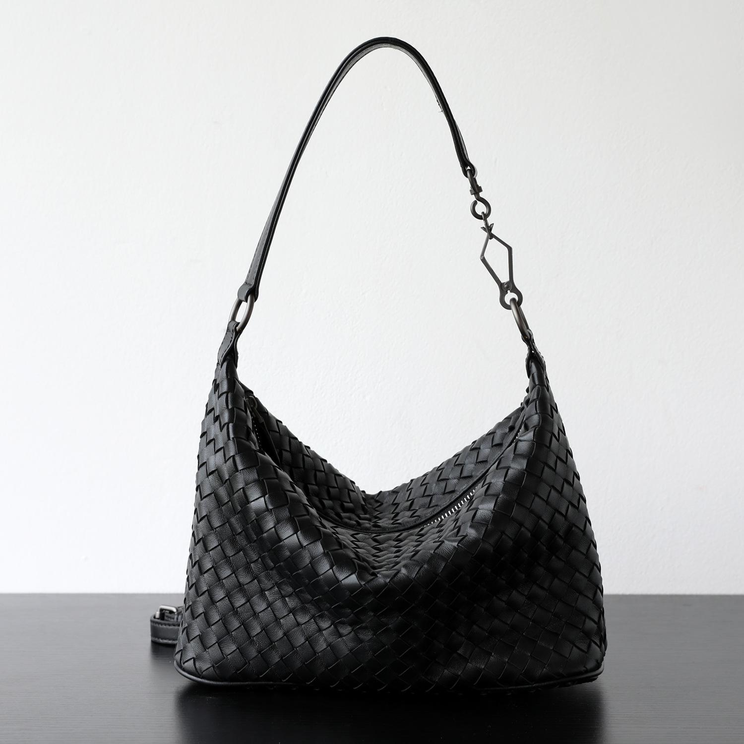 Плетеная сумка из овчины, сумка-пельмень, сумка под мышку в стиле casual, ручная, на плечо, многоцелевая женская сумка 25x12x19cm чёрный
Плетеная сумка из овчины, сумка-пельмень, сумка под мышку в стиле casual, ручная, на плечо, многоцелевая женская сумка 25x12x19cm чёрный