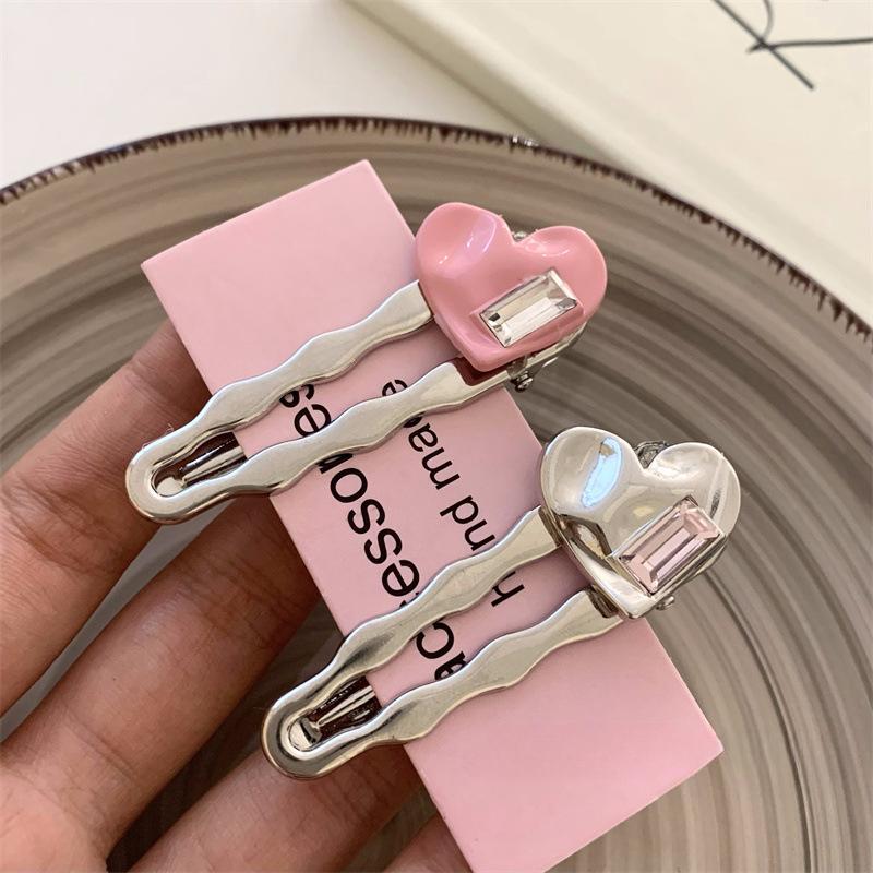 Зажим для рта в форме утки с розовым кристаллом, женский стильный металлический зажим для челки, заколка для волос с сломанной передней частью, боковой зажим, аксессуары для волос
Зажим для рта в форме утки с розовым кристаллом, женский стильный металлический зажим для челки, заколка для волос с сломанной передней частью, боковой зажим, аксессуары для волос