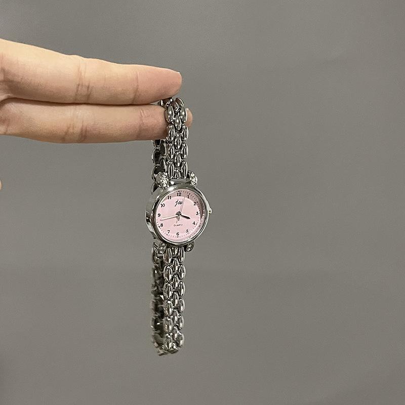 Retro Alloy Bracelet Watch Compact And Versatile Niche Women S Quartz Women S Watch Female Source
Retro Alloy Bracelet Watch Compact And Versatile Niche Women S Quartz Women S Watch Female Source