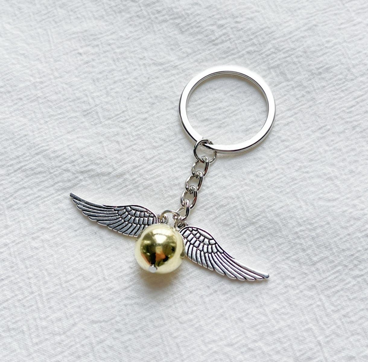 Retro Gold color Snitch Key Chains Hogwarts Magic Academy Harry Potter The Deathly Hallows Key Ring for Fans Gifts Bag Jewelry
Retro Gold color Snitch Key Chains Hogwarts Magic Academy Harry Potter The Deathly Hallows Key Ring for Fans Gifts Bag Jewelry