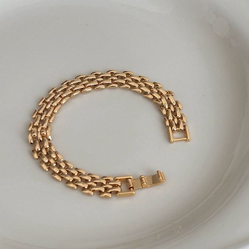 Gold Strap Bracelet with a Light Luxury Style, Copper Gold-Plated, European and American High-End Feel, High Aesthetic Value, Stackable Chain Bracelet A Buckle Watch Strap Bracelet
Gold Strap Bracelet with a Light Luxury Style, Copper Gold-Plated, European and American High-End Feel, High Aesthetic Value, Stackable Chain Bracelet A Buckle Watch Strap Bracelet