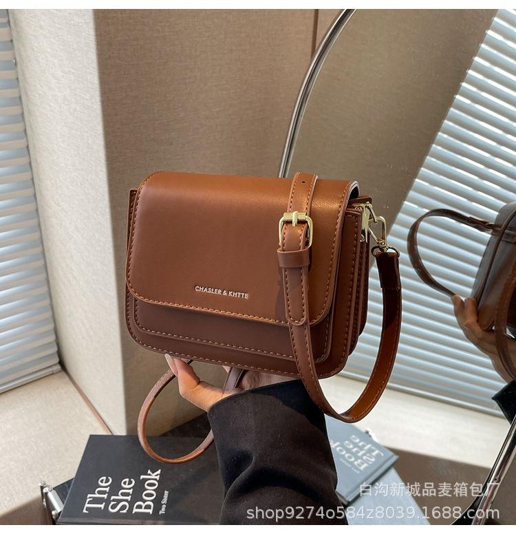 Stylish and simple mobile phone small bag women s 2025 new niche design messenger bag retro casual shoulder commuter bag
Stylish and simple mobile phone small bag women s 2025 new niche design messenger bag retro casual shoulder commuter bag