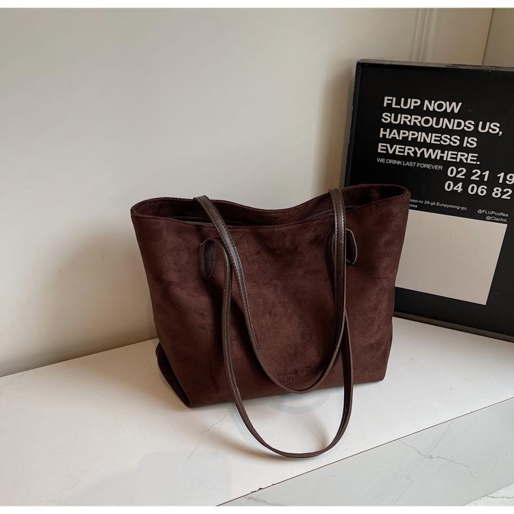 Korean version of retro big bag women s 2025 new trendy fashion large-capacity tote bag casual commuter shoulder armpit bag
Korean version of retro big bag women s 2025 new trendy fashion large-capacity tote bag casual commuter shoulder armpit bag