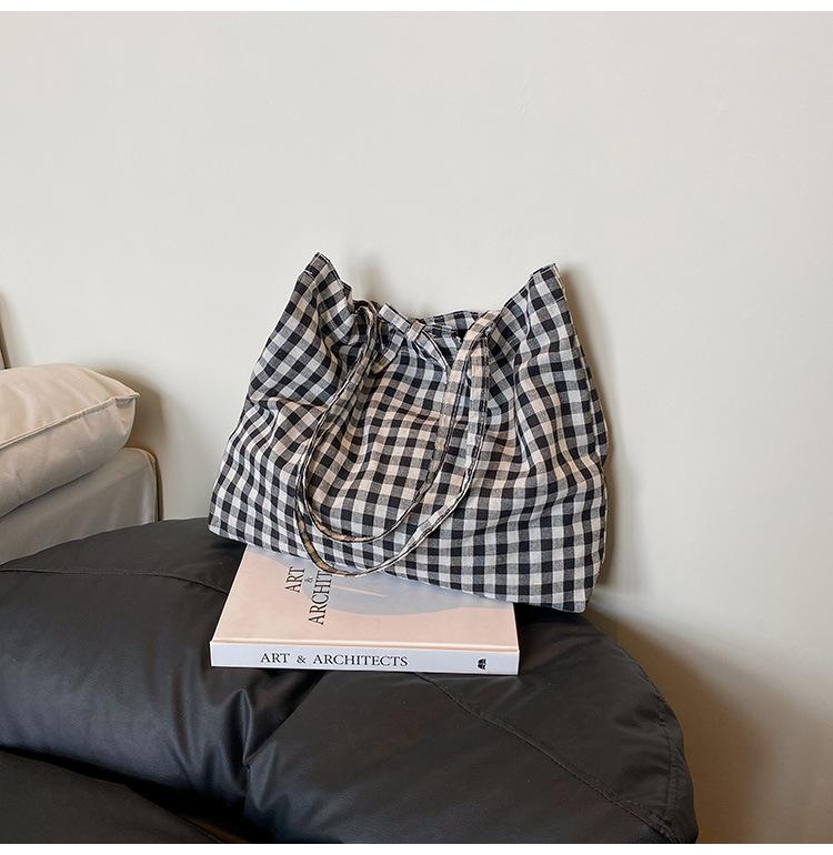 Korean red plaid cloth bag 2025 new refreshing shoulder bag class commuter bag large-capacity travel tote bag
Korean red plaid cloth bag 2025 new refreshing shoulder bag class commuter bag large-capacity travel tote bag