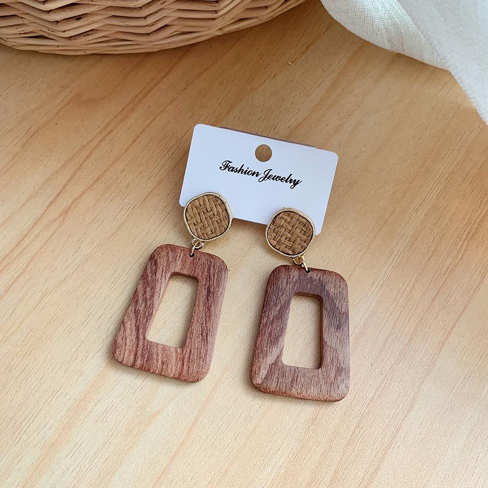 Корейські ретро асиметричні геометричні дерев яні сережки: Квадратний і довгий дизайн колод
Корейські ретро асиметричні геометричні дерев яні сережки: Квадратний і довгий дизайн колод