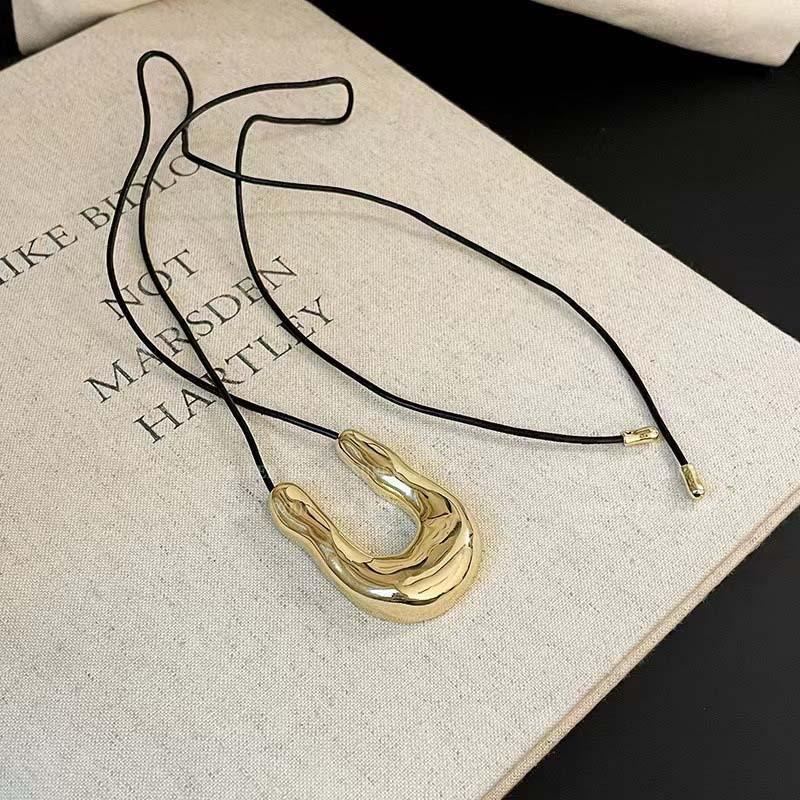 Vintage Metal U-Shaped Pendant Necklaces for Women Trendy Black Long Leather Rope Adjustable Sweater Chain Zircon Accessories
Vintage Metal U-Shaped Pendant Necklaces for Women Trendy Black Long Leather Rope Adjustable Sweater Chain Zircon Accessories
