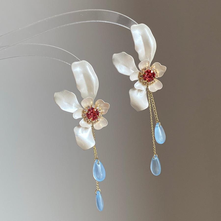 Silver needle with diamonds, flower fringed earrings, retro light luxury, high-end stud earrings, niche temperament, versatile earrings, women
Silver needle with diamonds, flower fringed earrings, retro light luxury, high-end stud earrings, niche temperament, versatile earrings, women