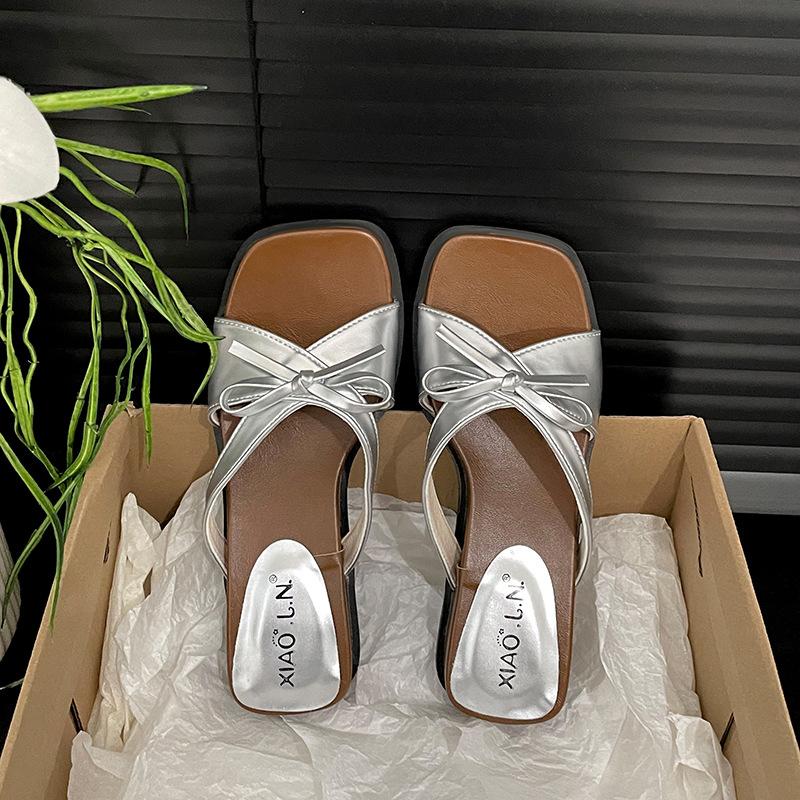 Взрыв интернет-знаменитости ретро белые шлепанцы на одной подошве женская обувь 2025 новый летний рост с юбкой сандалии на толстой подошве 40 серебряный
Взрыв интернет-знаменитости ретро белые шлепанцы на одной подошве женская обувь 2025 новый летний рост с юбкой сандалии на толстой подошве 40 серебряный