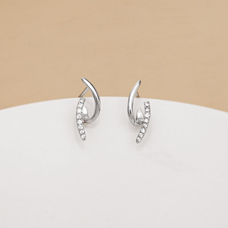 Персонализированные серьги Darts из серебра 925 пробы высокого класса - уникальные модные серьги для женщин с нишевым дизайном ES1995 белого золота
Персонализированные серьги Darts из серебра 925 пробы высокого класса - уникальные модные серьги для женщин с нишевым дизайном ES1995 белого золота