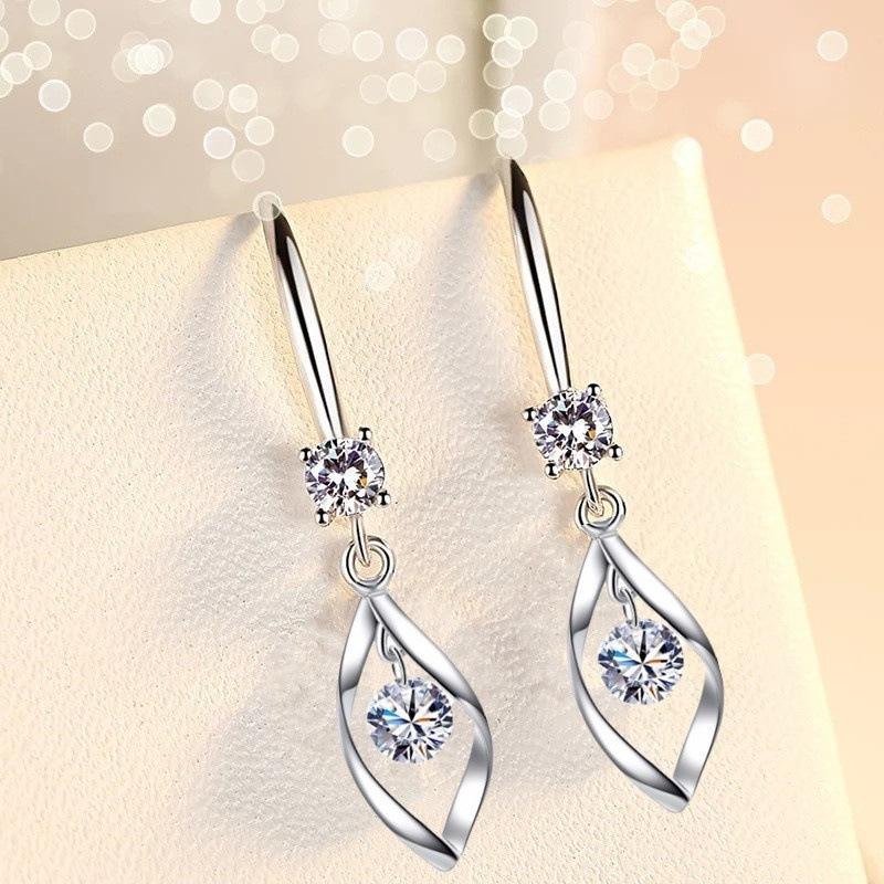 European and American Design Water Drop Zircon Earrings for Women, Rotating Temperament Tassel Fashion Face Slimming Accessories
European and American Design Water Drop Zircon Earrings for Women, Rotating Temperament Tassel Fashion Face Slimming Accessories