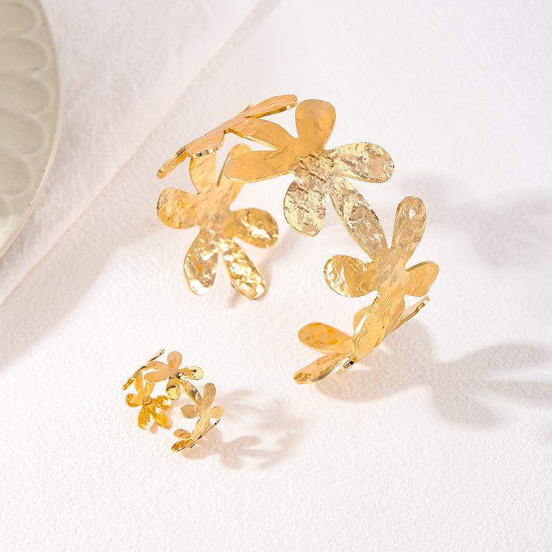 Metal style five-petal flower small flower women s open bracelet ring suit золотой
Metal style five-petal flower small flower women s open bracelet ring suit золотой