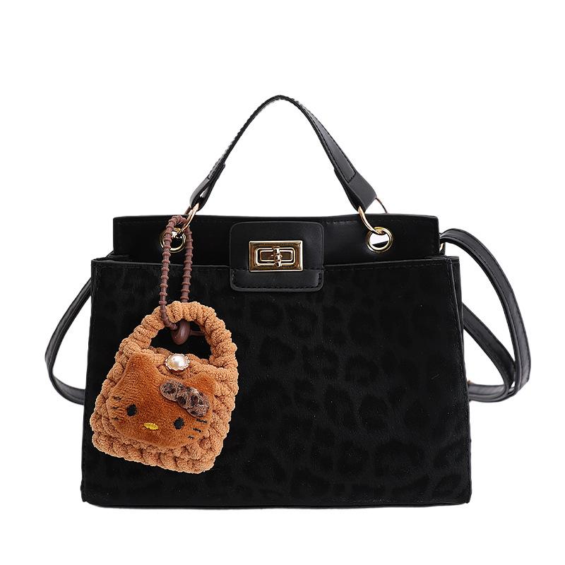 Crossbody bag women s simple and versatile leather daily commuting leisure bag large capacity fashionable texture women s bag чорний
Crossbody bag women s simple and versatile leather daily commuting leisure bag large capacity fashionable texture women s bag чорний