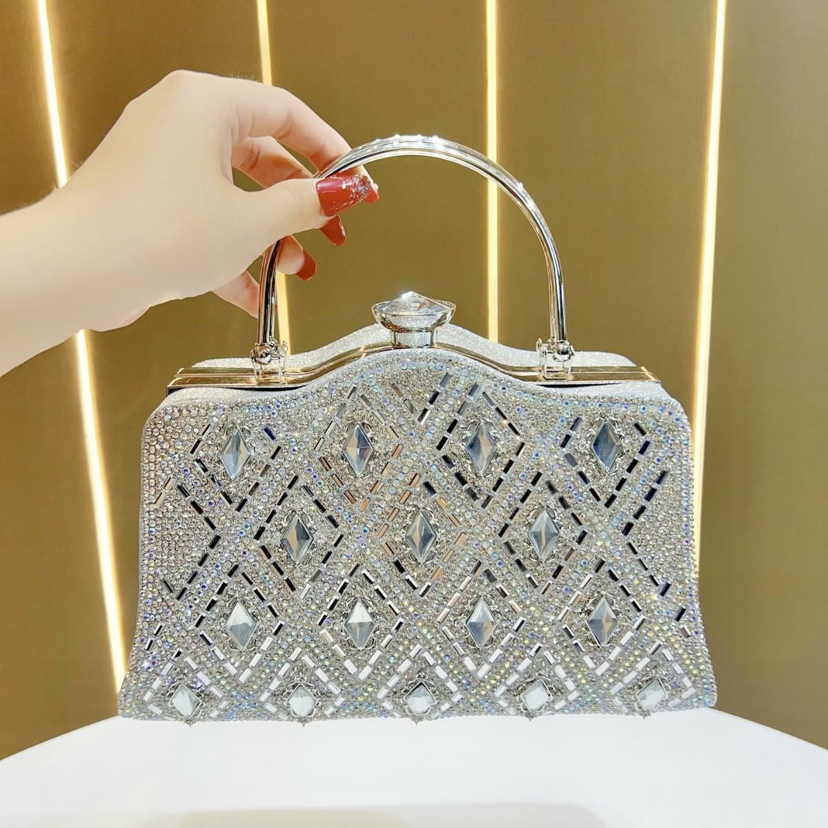 New dinner bag large capacity women s banquet full diamond women s bag high sense light luxury chain messenger handbag
New dinner bag large capacity women s banquet full diamond women s bag high sense light luxury chain messenger handbag