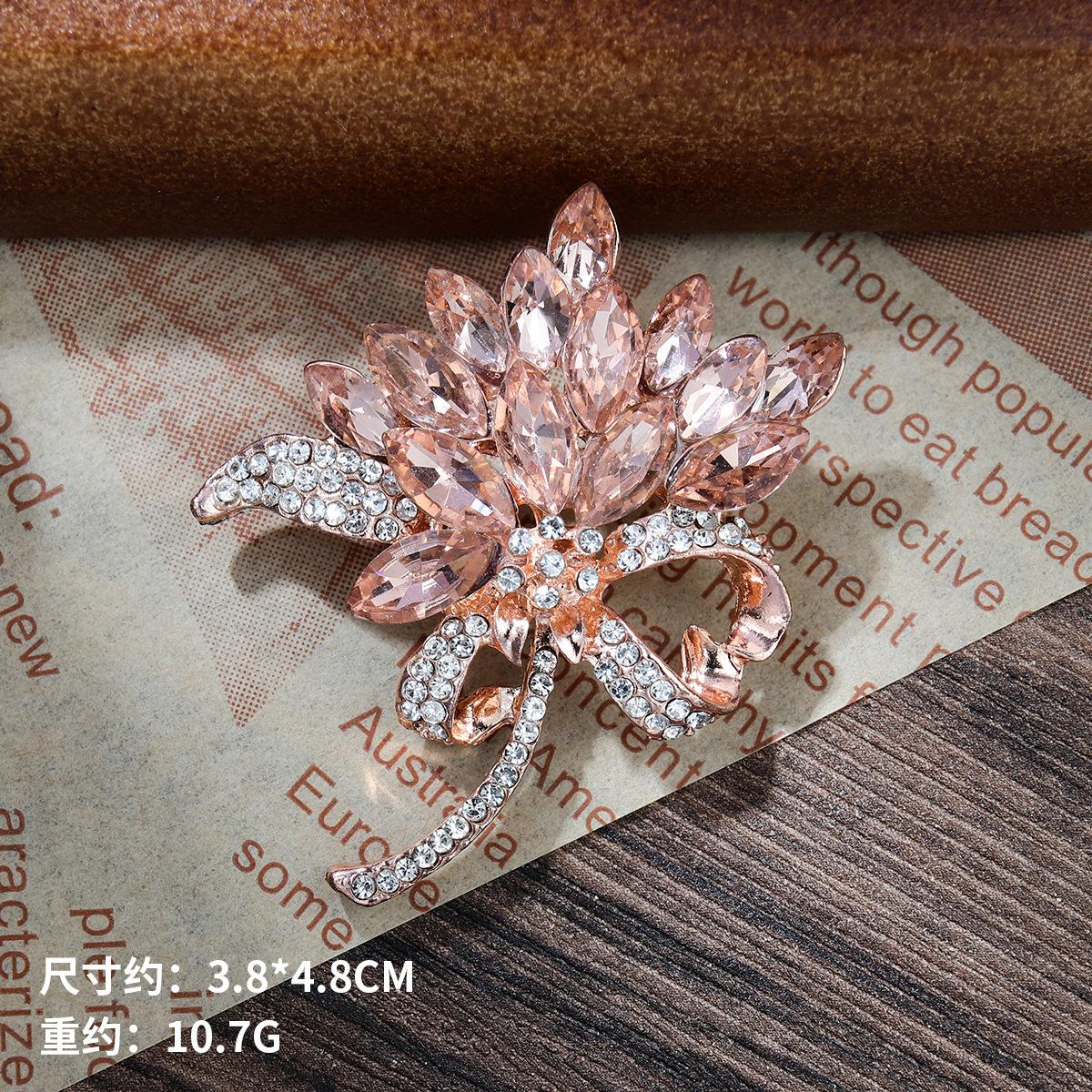 Высококачественная женская шелковая брошь-пряжка для шарфа, высококачественный корсаж из сплава Sense Niche, универсальный, небольшой, ароматный, с жемчугом и стразами, высокого класса
Высококачественная женская шелковая брошь-пряжка для шарфа, высококачественный корсаж из сплава Sense Niche, универсальный, небольшой, ароматный, с жемчугом и стразами, высокого класса