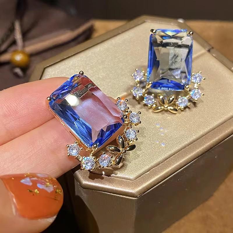 CAOSHI Luxuriant Temperament Women s Pierced Earrings Bright Blue Cubic Zirconia Accessories Wedding Engagement Chic Jewelry
CAOSHI Luxuriant Temperament Women s Pierced Earrings Bright Blue Cubic Zirconia Accessories Wedding Engagement Chic Jewelry