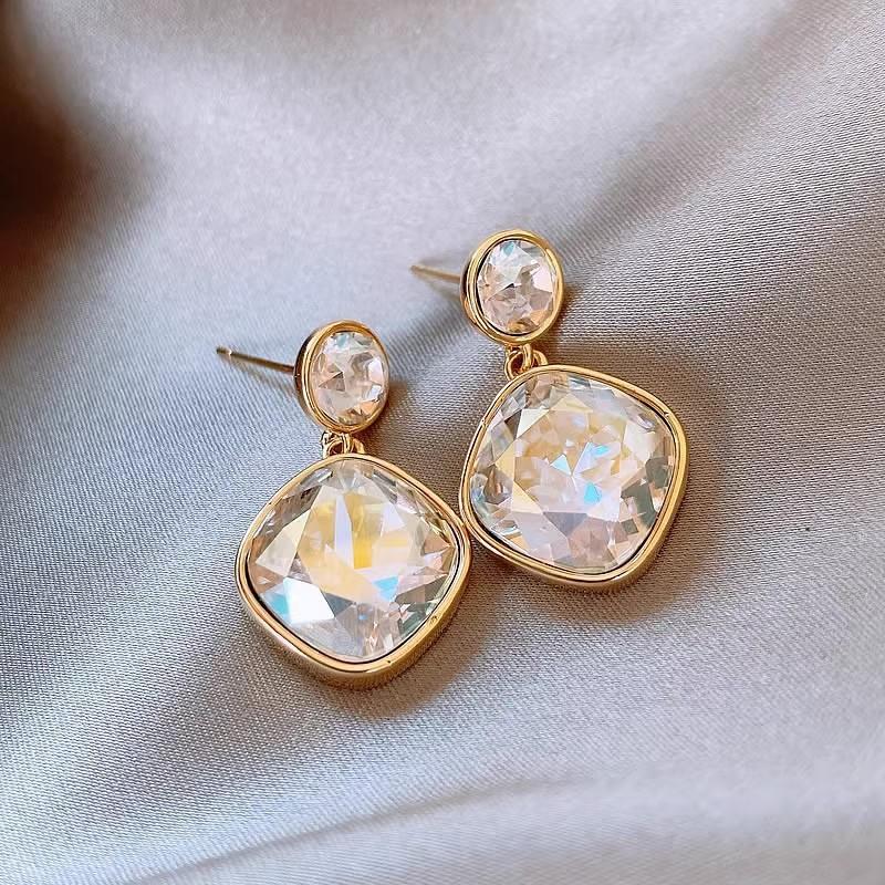 Zircon earrings women s light luxury high-end sense unique temperament stud earrings new popular ear jewelry suitable for summer
Zircon earrings women s light luxury high-end sense unique temperament stud earrings new popular ear jewelry suitable for summer