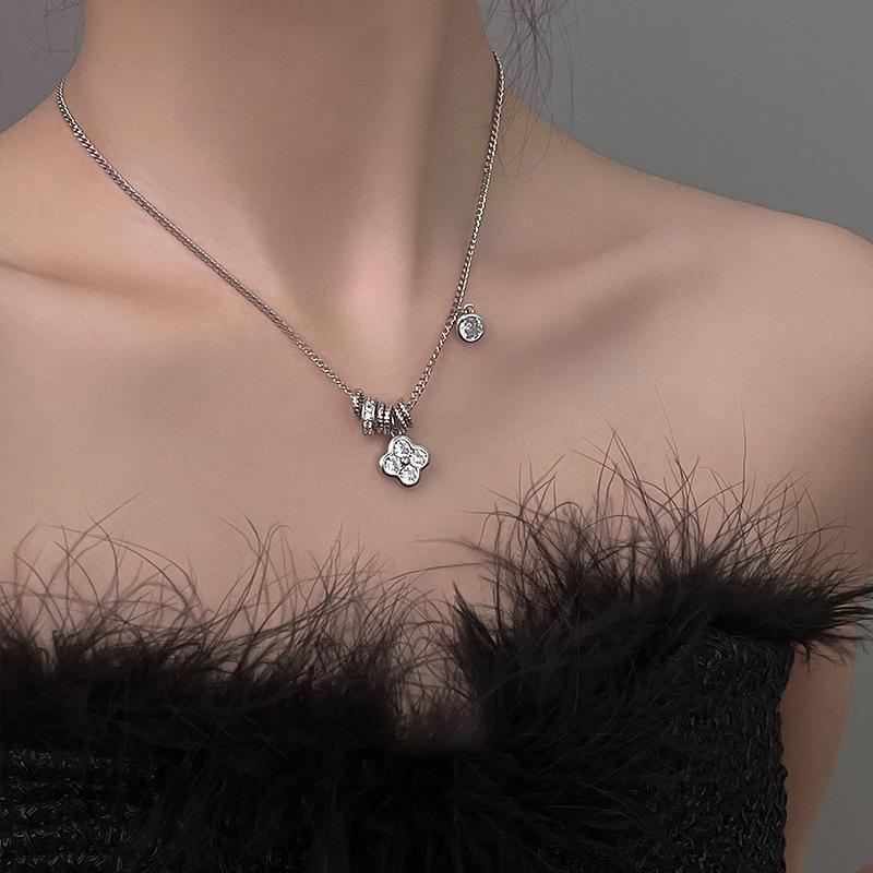 Zircon Lucky Grass Necklace Female Niche Design Cold Wind Clavicle Chain Fashion Simple Necklace
Zircon Lucky Grass Necklace Female Niche Design Cold Wind Clavicle Chain Fashion Simple Necklace