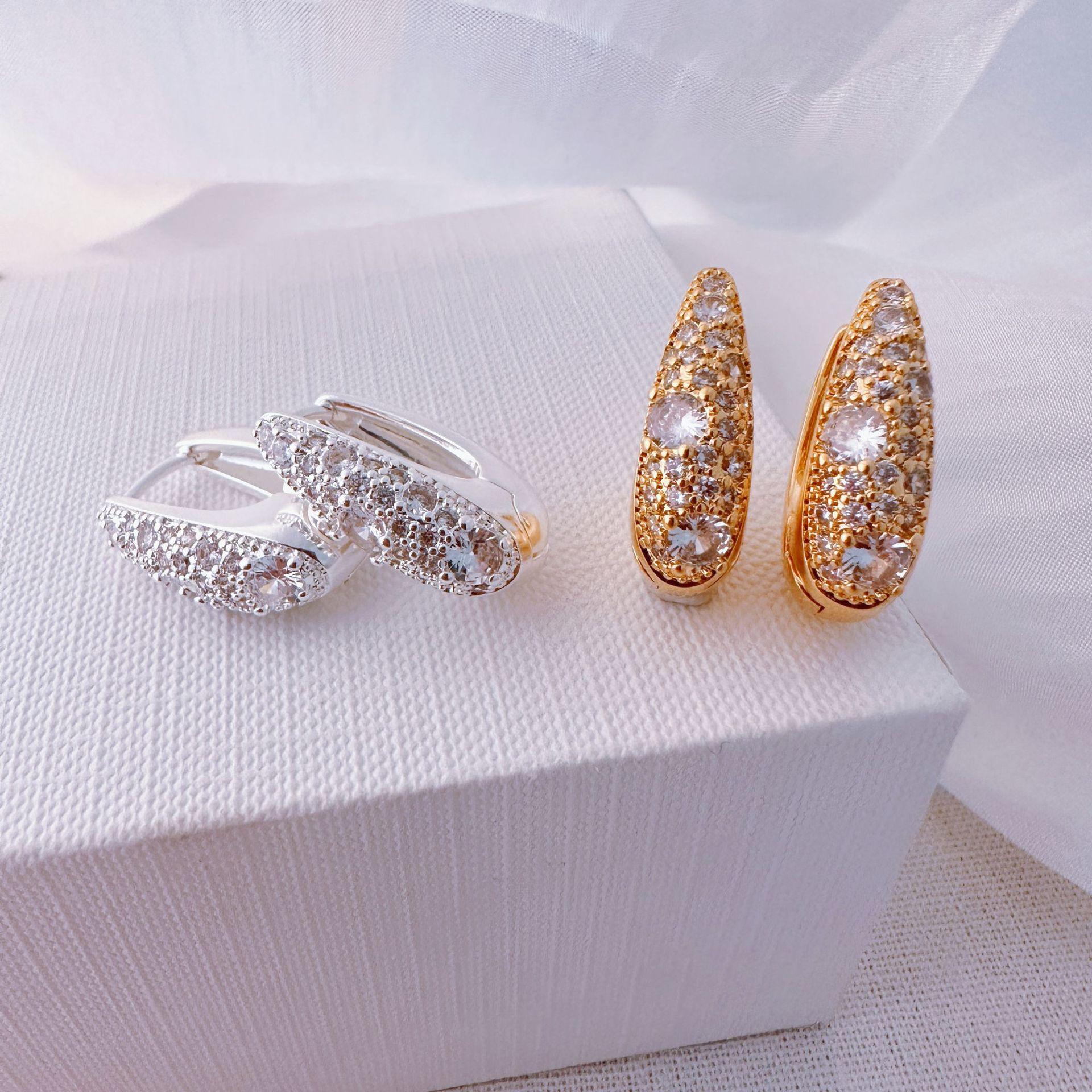 Oval Metal Ear Cuffs with Micro-Paved Zirconia - Sparkling, Fashionable, and Versatile Design for Women золотой
Oval Metal Ear Cuffs with Micro-Paved Zirconia - Sparkling, Fashionable, and Versatile Design for Women золотой