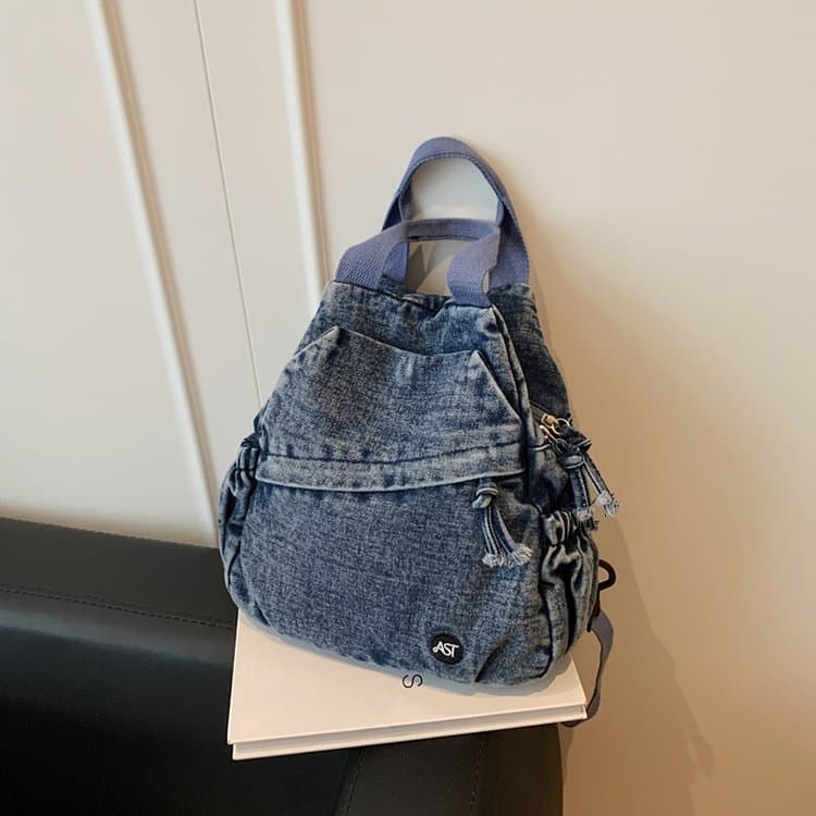 Washed denim mini backpack commuter small schoolbag темно-синього кольору
Washed denim mini backpack commuter small schoolbag темно-синього кольору