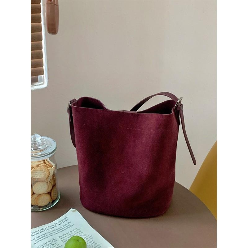Retro Suede Leather Women s Bag 2026 New Style Matte Cowhide Bucket High-end One-shoulder Cross-body 20x10x27
Retro Suede Leather Women s Bag 2026 New Style Matte Cowhide Bucket High-end One-shoulder Cross-body 20x10x27