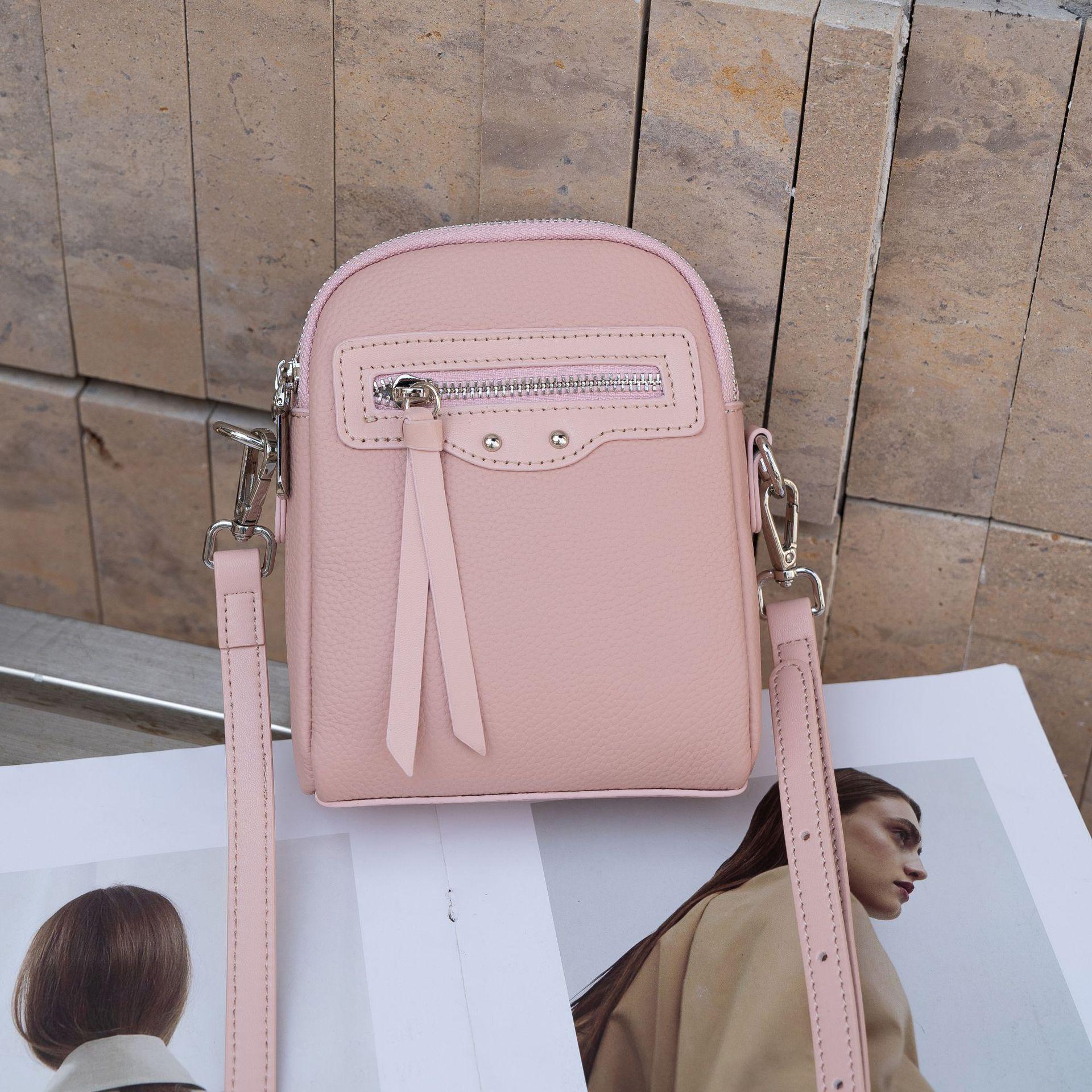 Мини кожаная сумка кроссбоди на молнии для женщин 2025 - Большая вместимость, натуральная воловья кожа, на плечо, повседневный стиль, маленький размер. розовый
Мини кожаная сумка кроссбоди на молнии для женщин 2025 - Большая вместимость, натуральная воловья кожа, на плечо, повседневный стиль, маленький размер. розовый