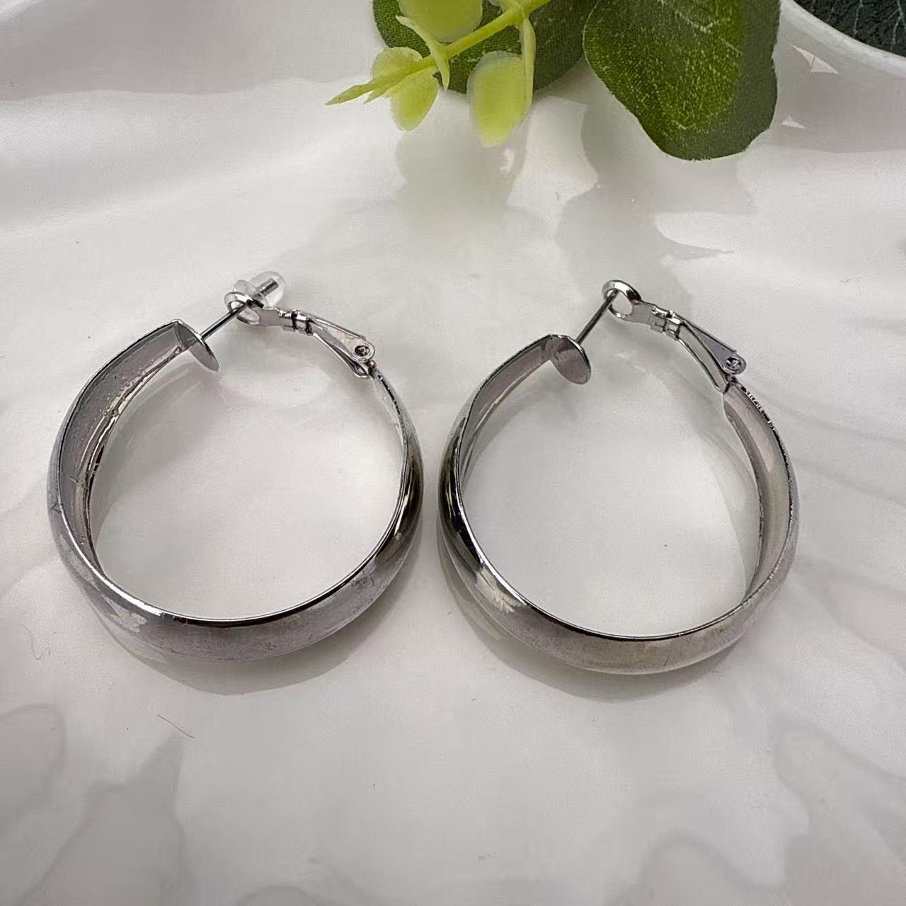 European & American Cold Style Copper Alloy Hoop Earrings - Simple, Fashionable, Brushed Metal Ear Cuffs for Women срібний
European & American Cold Style Copper Alloy Hoop Earrings - Simple, Fashionable, Brushed Metal Ear Cuffs for Women срібний