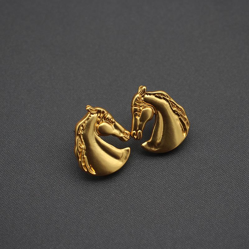 Винтажный матовый золотой набор ожерелье и серьги с головой лошади
Винтажный матовый золотой набор ожерелье и серьги с головой лошади