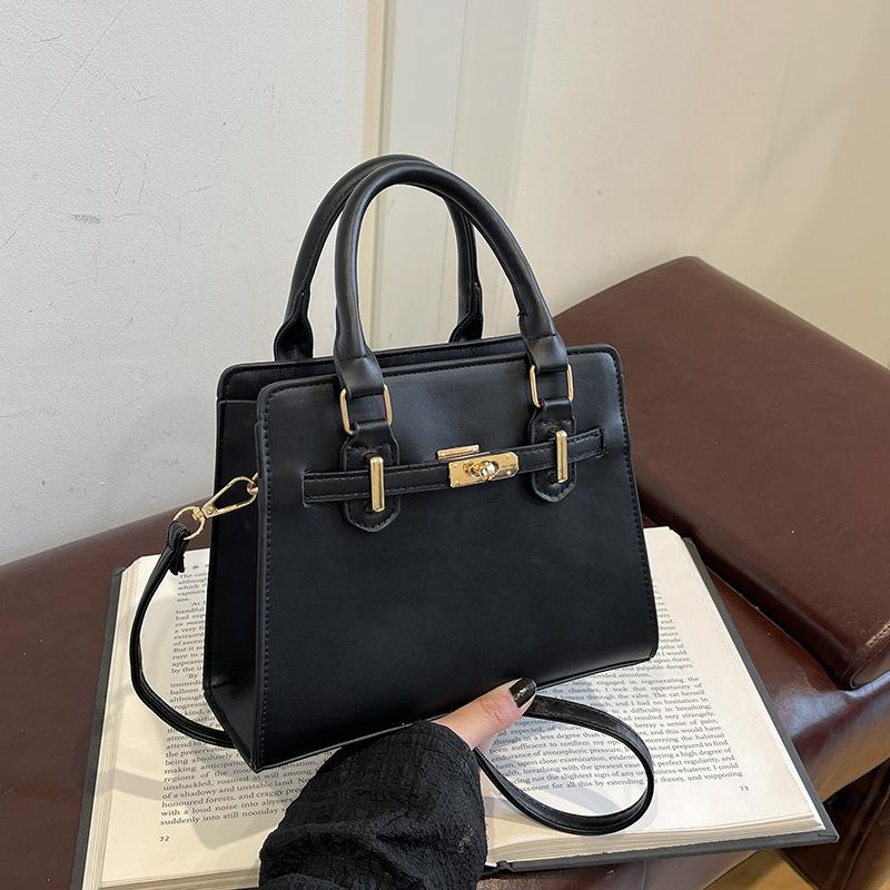 Зимняя тенденция 2025 года, иностранный стиль, корейская версия, простая однотонная, менее модная, повседневная, косая, переносная, маленькая, квадратная, женская сумка чёрный