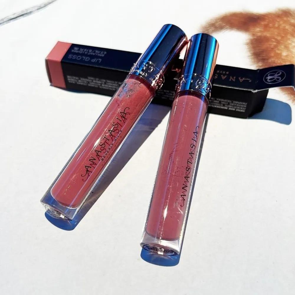 Anastasia Dip-taupe ABH Lip Gloss Sun baked
Anastasia Dip-taupe ABH Lip Gloss Sun baked