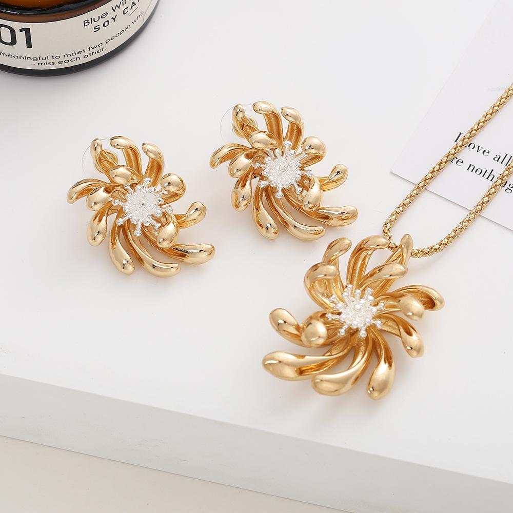 Подвеска-подсолнух - Модный золотой цветок в стиле инфлюенсера
Подвеска-подсолнух - Модный золотой цветок в стиле инфлюенсера