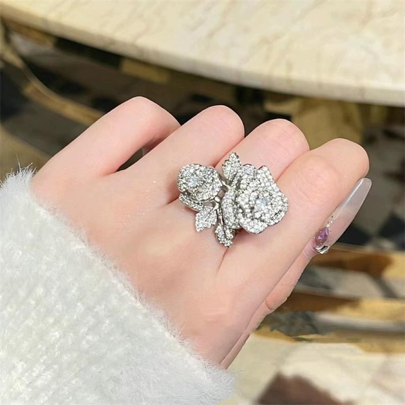 Легкий и роскошный дизайн, украшенный бриллиантами и драгоценными камнями в виде розы камелии, покрытыми 18-каратным золотом, изысканным микрозакрепленным цирконием, открытое кольцо 
Легкий и роскошный дизайн, украшенный бриллиантами и драгоценными камнями в виде розы камелии, покрытыми 18-каратным золотом, изысканным микрозакрепленным цирконием, открытое кольцо