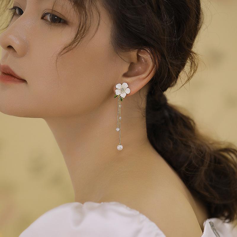 Dripping oil zircon flower earrings Korean niche versatile earrings fashionable sweet high-end earrings women
Dripping oil zircon flower earrings Korean niche versatile earrings fashionable sweet high-end earrings women