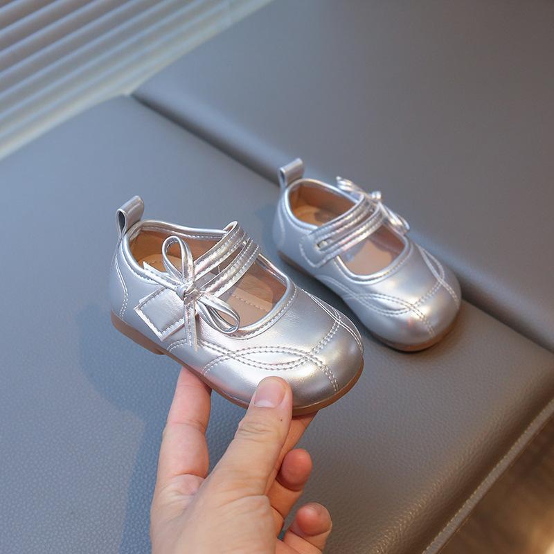 New autumn children s shoes for girls, sweet bow princess shoes, Korean style, fashionable and versatile girls leather shoes 20 срібний
New autumn children s shoes for girls, sweet bow princess shoes, Korean style, fashionable and versatile girls leather shoes 20 срібний