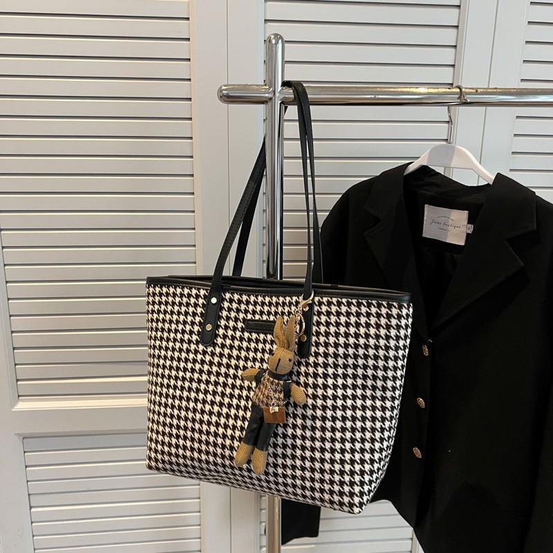 Houndstooth Bag Large Capacity Niche All-matching Student Commuting Shoulder Foreign Style Hot Tote 40x13x27 without pendant чорний
Houndstooth Bag Large Capacity Niche All-matching Student Commuting Shoulder Foreign Style Hot Tote 40x13x27 without pendant чорний