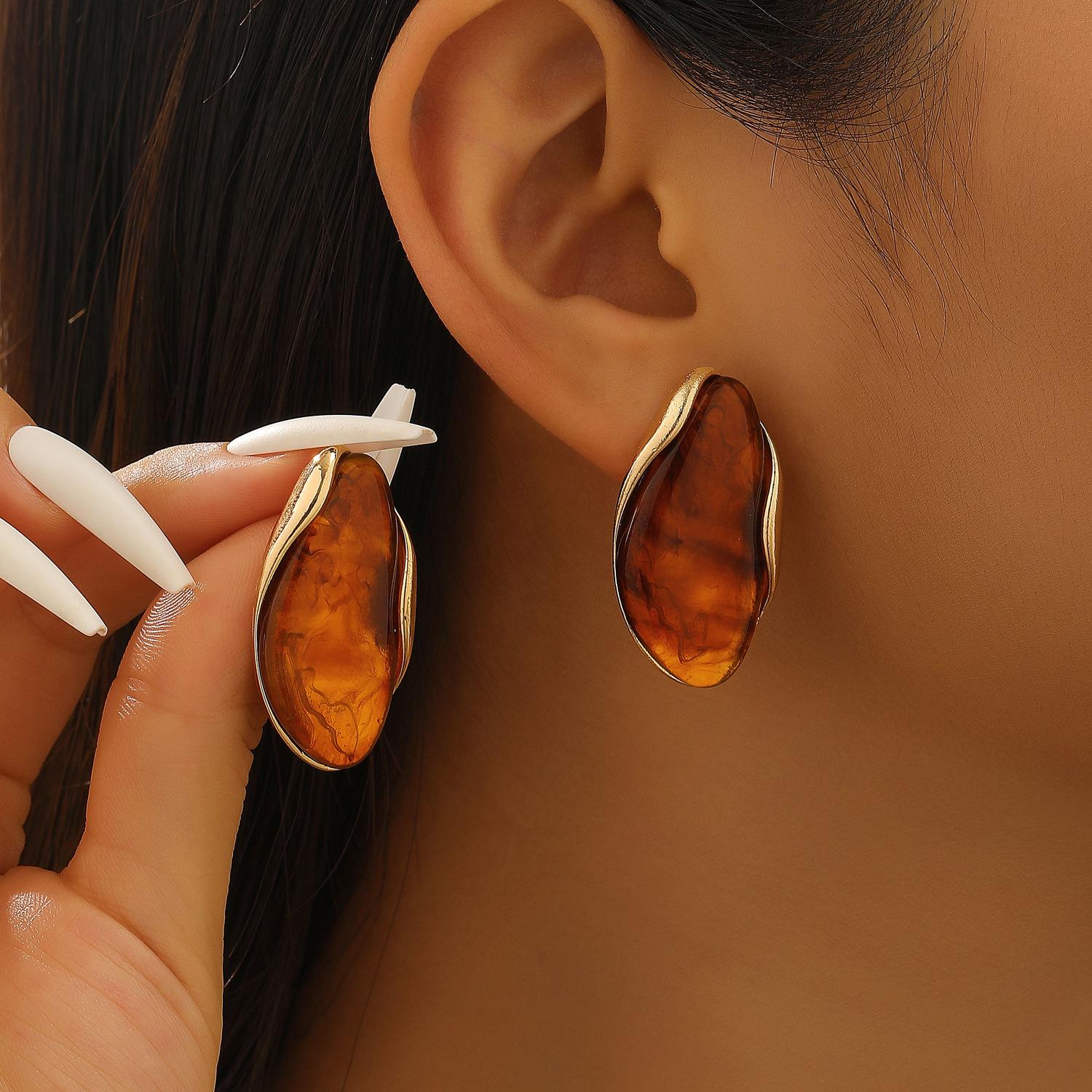 Maillard style irregular resin alloy earrings women s fashion retro coffee color electroplated stud earrings ring set jewelry
Maillard style irregular resin alloy earrings women s fashion retro coffee color electroplated stud earrings ring set jewelry