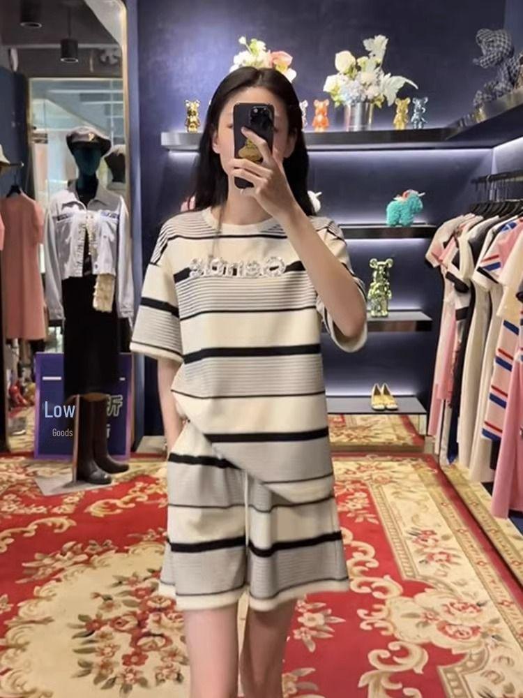 Летний комплект стразы в полоску больших размеров - Женский комплект из двух предметов с коротким рукавом и шортами (Сверхпрочный, Борющийся со старением) Large чёрный
Летний комплект стразы в полоску больших размеров - Женский комплект из двух предметов с коротким рукавом и шортами (Сверхпрочный, Борющийся со старением) Large чёрный